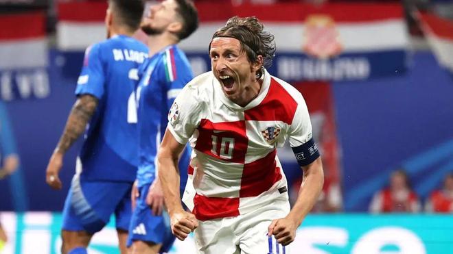 及中场球员 及中场球员